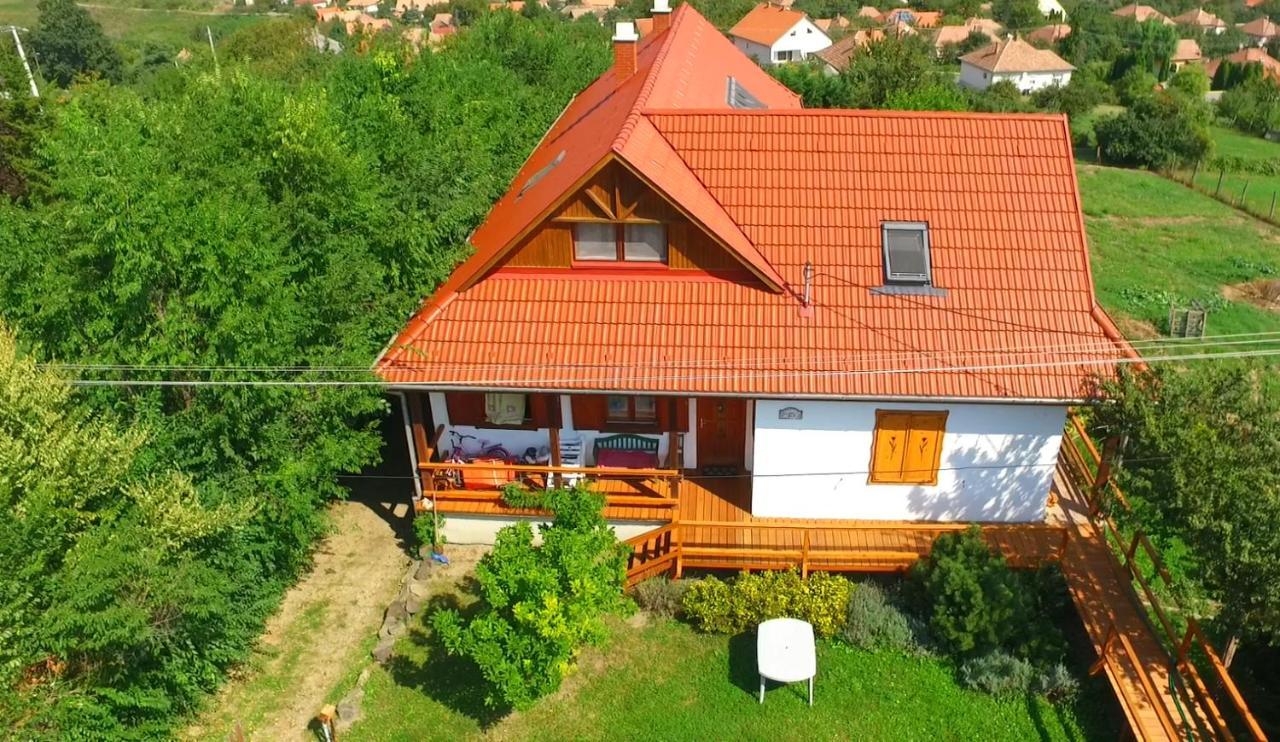 Kalaris Vendeghaz Apartment Holloko Exterior photo